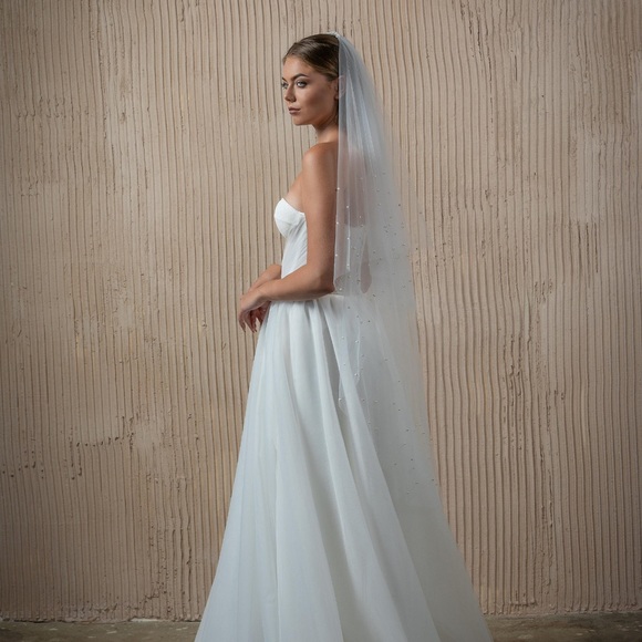 WHITE FINGERTIP VEIL W/ PEARL BLUSHER - Picture 8 of 11